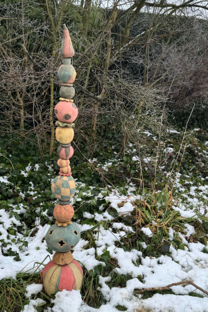 Eva Vanmol - Totem 'Happy circus' (In garden, in snow)(Ceramic)